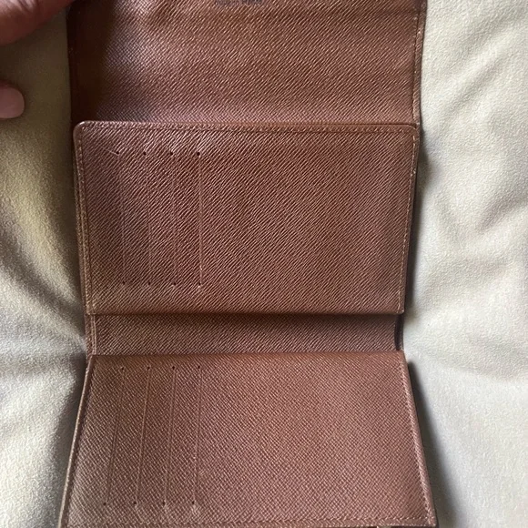 Louis Vuitton wallet with many features. - Picture 7 of 13